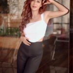 Sunayana Fozdar Instagram - Sunday state of mind 🤎 What’s your Sunday mood? ☕️ . . . . . . Outfit: @amheurindia Styling: @styling.your.soul Brand pr: @socialpinnaclepr Mua - @ansarireshma_makeup Hair - @preeti_mehendi_makeup_artist Team - @greenlight__media