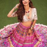 Sunayana Fozdar Instagram - Rang Saari Gulaabi 🌺 Trying to Be the Light I was Looking for 🪔😊 . . . . 📷 - @akshayrathodphotography Muah - @celebsmakeupbysejal Outfit - @pariscreation7 Jewellery - @sejalthakkarcreation X @maxplus_jewels 📍 - @courtyardmumbai Team - @greenlight__media