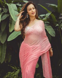 Sunayana Fozdar Instagram - A Pastel pink saree can never go Wrong especially when it’s your close friend’s wedding💕 #dalniktake2 

Wore this beautiful saree from @rajgharana.rg 
Perfect for a day event #summerglam #dayweddingoutfit 💕

.
.
.
.

📷  @iam_kunalverma 💕
Saree: @rajgharana.rg 
Jewelry by: @miranabymegha @affiliates_pr
Muah : @celebsmakeupbysejal 
@makeoverbysejalthakkar
Team : @greenlight__media