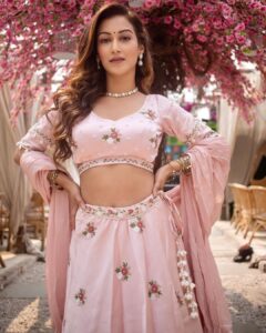 Sunayana Fozdar Instagram - Abhi To Palke Jhukai Hai,
Muskurana Baki Hai Unka!☺️

Swipe left👈
Pick your Fav picture💕Mine is the 1st 🥰

.
.
.
. 
.
📷 @girish_rajput_photography 
Outfit - @littleens_official 
Jewellery- @attrangi_designs 
Mua - @ansarireshma_makeup
Hair - @munirashaikh8083
📍 - @truetrammtrunk X @iampuneetgidwani
Team - @greenlight__media
