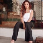 Sunayana Fozdar Instagram - Sunday state of mind 🤎 What’s your Sunday mood? ☕️ . . . . . . Outfit: @amheurindia Styling: @styling.your.soul Brand pr: @socialpinnaclepr Mua - @ansarireshma_makeup Hair - @preeti_mehendi_makeup_artist Team - @greenlight__media