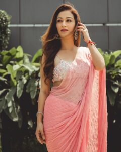 Sunayana Fozdar Instagram - A Pastel pink saree can never go Wrong especially when it’s your close friend’s wedding💕 #dalniktake2 

Wore this beautiful saree from @rajgharana.rg 
Perfect for a day event #summerglam #dayweddingoutfit 💕

.
.
.
.

📷  @iam_kunalverma 💕
Saree: @rajgharana.rg 
Jewelry by: @miranabymegha @affiliates_pr
Muah : @celebsmakeupbysejal 
@makeoverbysejalthakkar
Team : @greenlight__media