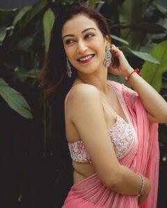 Sunayana Fozdar Instagram - A Pastel pink saree can never go Wrong especially when it’s your close friend’s wedding💕 #dalniktake2 

Wore this beautiful saree from @rajgharana.rg 
Perfect for a day event #summerglam #dayweddingoutfit 💕

.
.
.
.

📷  @iam_kunalverma 💕
Saree: @rajgharana.rg 
Jewelry by: @miranabymegha @affiliates_pr
Muah : @celebsmakeupbysejal 
@makeoverbysejalthakkar
Team : @greenlight__media