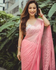 Sunayana Fozdar Instagram - A Pastel pink saree can never go Wrong especially when it’s your close friend’s wedding💕 #dalniktake2 

Wore this beautiful saree from @rajgharana.rg 
Perfect for a day event #summerglam #dayweddingoutfit 💕

.
.
.
.

📷  @iam_kunalverma 💕
Saree: @rajgharana.rg 
Jewelry by: @miranabymegha @affiliates_pr
Muah : @celebsmakeupbysejal 
@makeoverbysejalthakkar
Team : @greenlight__media