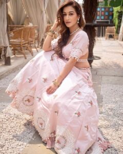 Sunayana Fozdar Instagram - Abhi To Palke Jhukai Hai,
Muskurana Baki Hai Unka!☺️

Swipe left👈
Pick your Fav picture💕Mine is the 1st 🥰

.
.
.
. 
.
📷 @girish_rajput_photography 
Outfit - @littleens_official 
Jewellery- @attrangi_designs 
Mua - @ansarireshma_makeup
Hair - @munirashaikh8083
📍 - @truetrammtrunk X @iampuneetgidwani
Team - @greenlight__media