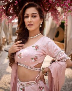 Sunayana Fozdar Instagram - Abhi To Palke Jhukai Hai,
Muskurana Baki Hai Unka!☺️

Swipe left👈
Pick your Fav picture💕Mine is the 1st 🥰

.
.
.
. 
.
📷 @girish_rajput_photography 
Outfit - @littleens_official 
Jewellery- @attrangi_designs 
Mua - @ansarireshma_makeup
Hair - @munirashaikh8083
📍 - @truetrammtrunk X @iampuneetgidwani
Team - @greenlight__media