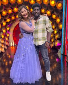 Sunita Gogoi Instagram - Don’t miss to Watch the Finale 
Cook with Comali 3 pm @vijaytelevision 
 A beautiful Journey of all Emotions 
🛑Few pictures are yet to post as only 10 pics In one post😥

A big Thankyou to my Iron Lady for giving dis opportunity 
Love u mam @ravoofa.h.k 

Thankyou @parthiv.mani for guiding me through out d show 🕺
Thankyou @mediamasons 

Outfit @styl_chennai 
Hair @krishna_hairstylist 

#Finale #family