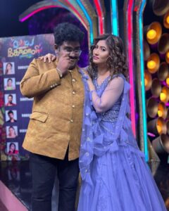 Sunita Gogoi Instagram - Don’t miss to Watch the Finale 
Cook with Comali 3 pm @vijaytelevision 
 A beautiful Journey of all Emotions 
🛑Few pictures are yet to post as only 10 pics In one post😥

A big Thankyou to my Iron Lady for giving dis opportunity 
Love u mam @ravoofa.h.k 

Thankyou @parthiv.mani for guiding me through out d show 🕺
Thankyou @mediamasons 

Outfit @styl_chennai 
Hair @krishna_hairstylist 

#Finale #family