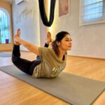 Sunita Gogoi Instagram - And they thought it’s over😊 Rise n slay ..Swipe👉 Studio @aulayaa_yogastudio #motivateyourself #everyday #positive #vibes #only #yoga #aeriel