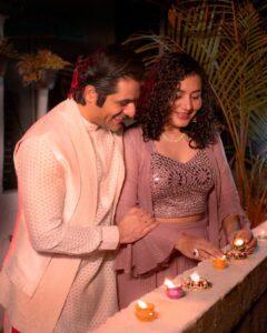 Sunny Hinduja Instagram - सभी को  तहें दिल से दीपावली की शुभकामनाएँ !
Wish you all love, light & happiness forever ♥️

Styled by: @shahriyar_adil 
Outfit by: @bhavyabhasincouture 
Photographer @chitrdev.in 
Shoes @dmodotofficial