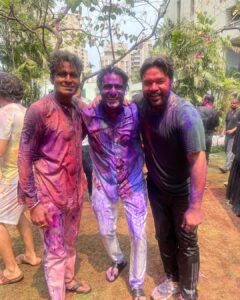 Sunny Hinduja Instagram - होली के रंग अपनो के संग ♥️

#holi #2023 #friends #family #color