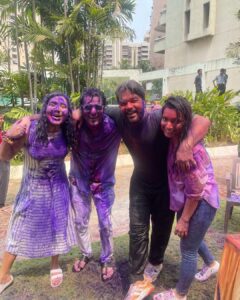 Sunny Hinduja Instagram - होली के रंग अपनो के संग ♥️

#holi #2023 #friends #family #color