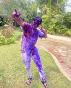 Sunny Hinduja Instagram - होली के रंग अपनो के संग ♥️

#holi #2023 #friends #family #color