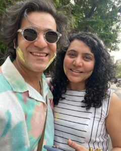 Sunny Hinduja Instagram - होली के रंग अपनो के संग ♥️

#holi #2023 #friends #family #color