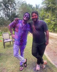 Sunny Hinduja Instagram - होली के रंग अपनो के संग ♥️

#holi #2023 #friends #family #color