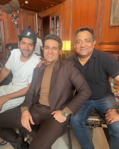 Sunny Hinduja Instagram - Sarang ke anek rang!!

#shehzada #shoot #bts #new