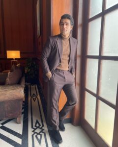 Sunny Hinduja Instagram - Sarang ke anek rang!!

#shehzada #shoot #bts #new