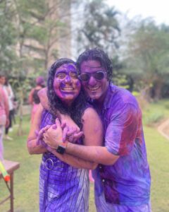 Sunny Hinduja Instagram - होली के रंग अपनो के संग ♥️

#holi #2023 #friends #family #color