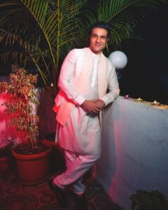 Sunny Hinduja Instagram - सभी को  तहें दिल से दीपावली की शुभकामनाएँ !
Wish you all love, light & happiness forever ♥️

Styled by: @shahriyar_adil 
Outfit by: @bhavyabhasincouture 
Photographer @chitrdev.in 
Shoes @dmodotofficial