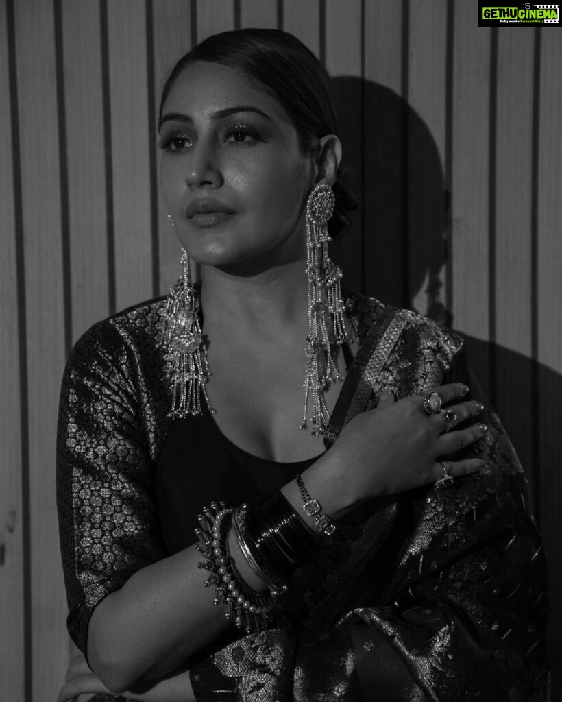 Surbhi Chandna Instagram - Naari Sabse Khoobsurat in a Saree 🥻