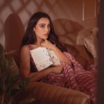 Surbhi Jyoti Instagram - हम जब सिमट के आपकी बाहों में आ गये 🥀 . . . . . . . . . . 📸 @deepak_das_photography HMU @makeitupwithsimmy Saari @shopmulmul #saari #indianwear #vintageaesthetic