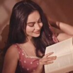 Surbhi Jyoti Instagram - Vibe ✨✨ . . . . . . . . . . #reels #trendingreels #reelsinstagram #trendingsongs #trendingnow #trendingaudio #trending #oldsongs #bollywoodsongs #saari #filmyvibe #bindi #oldisgold