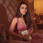 Surbhi Jyoti Instagram - हम जब सिमट के आपकी बाहों में आ गये 🥀 . . . . . . . . . . 📸 @deepak_das_photography HMU @makeitupwithsimmy Saari @shopmulmul #saari #indianwear #vintageaesthetic