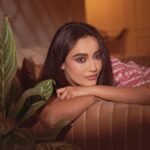 Surbhi Jyoti Instagram - हम जब सिमट के आपकी बाहों में आ गये 🥀 . . . . . . . . . . 📸 @deepak_das_photography HMU @makeitupwithsimmy Saari @shopmulmul #saari #indianwear #vintageaesthetic