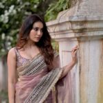 Surbhi Jyoti Instagram - 🦄🦄 . . . . . . . . . Saree @banarasi_baithak Clicked by @deepak_das_photography HMU @tanyamakeoverofficial Earrings @houseofjskjewels