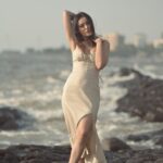 Surbhi Jyoti Instagram - सागर किनारे ✨ . . . . . . . . 📸 @deepak_das_photography 💄 @tanyamakeoverofficial