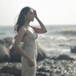 Surbhi Jyoti Instagram - सागर किनारे ✨ . . . . . . . . 📸 @deepak_das_photography 💄 @tanyamakeoverofficial