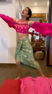 Surilie Gautam Instagram - Throwback to the time when I was doing my trials for @yamigautam wedding with my oily hair and over enthusiastic dancing skills 🤪🤪 #ourtime #besttime #90ssongs #fun
