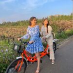 Tanya Sharma Instagram - Sunny 🌞 chill day @sula_vineyards ft 2 clumsy women 👭🏻🤦‍♀️ SWIPE RIGHT to witness our cycling skills 🙄 #tanyasharma #instgood #girlstrip #sulavineyards #sister #sharmasisters #nashik #fridayvibes The Source At Sula