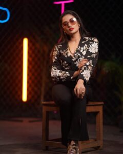 Teju Ashwini Instagram - #patakpatak 💥💥💥

#1minmusic 
@gvprakash @sonymusic_south @manasvinigopal @prashanth_karan @vijayvarman @preksha.chordia @azhar.style @gkb.lyrics @itscsk @instagram 

MUH : @puii_c_ammy 
📸 @the_vier_frames 

#tejuashwini#musicalbum#reelsinstagram
