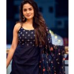 Teju Ashwini Instagram – 🌶

@labelswarupa . @mspinkpantherjewel . @parvathamsuhasphotography . @vishaa_hairandmakeup 

#tejuashwini#lableswarupasathakarni