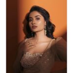 Teju Ashwini Instagram - Sparkle on ✨ Outfit : @labelswarupa Jewellery: @mspinkpantherjewel MUA: @salomirdiamond Hairstylist: @raisedbrowsbybhavani 📸: @parvathamsuhasphotography #tejuashwini#behindwoods#behinwoodsgolds