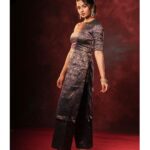 Teju Ashwini Instagram - @kanthadesignstdo created this beautiful outfit from my sister’s saree that I had eye on for quiet a long time !! 😛 She just created how exactly I explained her to stitch it !! Thank you @kanthadesignstdo Jewellery: @mspinkpantherjewel always ♥️ Hair : @vishaa_hairandmakeup 📸: @arunprasath_photography #tejuashwini