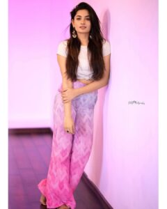 Teju Ashwini Instagram - New dance video coming up with this pataakha @sushmithasuresh93 

Bollywood meets classical to bring in a beautiful fusion to you all ♥️ 

Photographer: @sathyaphotography3 

Outfit : @deepoo_designers 

#tejuashwini#danceduo