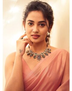 Teju Ashwini Instagram - Keep going 💯💃🏼

Wardrobe n Styling: @labelswarupa 
Jewellery: @mspinkpantherjewel 

📸: @sinty_boy 

Hairstylist: @yasinhairstylist 

#tejuashwini