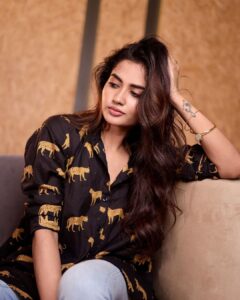 Teju Ashwini Instagram - hey 👋🏻 

Outfit @rubyafroz80 
H&M @vishaa_hairandmakeup 
Accessories @thegarnet.in 

Shot by @artz_by_sathish 

#tejuashwini