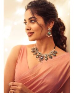 Teju Ashwini Instagram - Keep going 💯💃🏼

Wardrobe n Styling: @labelswarupa 
Jewellery: @mspinkpantherjewel 

📸: @sinty_boy 

Hairstylist: @yasinhairstylist 

#tejuashwini