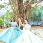 Teju Ashwini Instagram - The outfit @studio149 and venue @rinasvenue gave extra beauty to the choreography 😍 And Ofcourse our combo made it look extra special ♥️♥️ This video is very special to me coz I choreographed after really long time n I’m so happy that everything came out really well 😍 Video by @arunprasath_photography Jewellery: @mspinkpantherjewel Mua : @teamdiamondartistry #tejuashwini#swathiganesh#danceduo#fusion#studio149