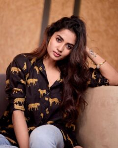 Teju Ashwini Instagram - hey 👋🏻 

Outfit @rubyafroz80 
H&M @vishaa_hairandmakeup 
Accessories @thegarnet.in 

Shot by @artz_by_sathish 

#tejuashwini