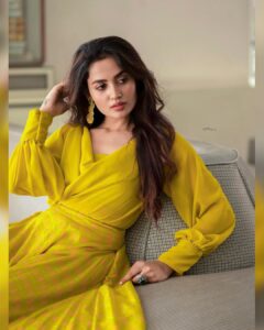 Teju Ashwini Instagram - So in love with this beautiful outfit from @studio149 my all time fav ❤️☀️ 

Shot by : @sathyaphotography3 
Ring : @mspinkpantherjewel 
Earrings : @thegarnet.in 

#tejuashwini