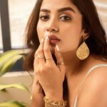 Teju Ashwini Instagram - ✨ ✨✨ 📸@balakumaran.19 Stylist @deekshitanikkam Hairstylist @vishaa_hairandmakeup Location @thebistrograph #tejuashwini