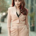 Tina Datta Instagram - Knock, Knock! Here’s a reminder: Care Less, Dare More!! . . 🎥: @sk_.click 👗: @sifarbyneda 💎: @mohurbyricha 🧣: @hemlataa9 @stylebyhemlataa 🤝: @saloni142_ 💄: @mehekuuu 📍: @balsamumbai . . #EklaChaloRe #WarriorPrincess #TinaKaStyle #feelkaroreelkaro #feelitreelit #reels #fashion #style #lookbook #stylefile #instagood #explorepage #viral #tinadatta