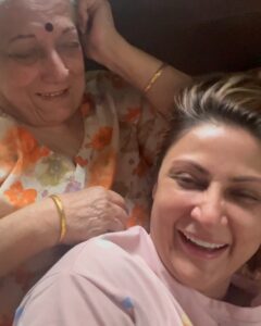 Urvashi Dholakia Instagram - WATCH TILL THE END GUYS 🤣🤣🤣🤣 The BEST SUNDAY CONVERSATION EVERRRRRR 🤣❤️🤣❤️ @kaushal.dholakia WITH MOMMY THE GREAT 😆😆 
:
:
#urvashidholakia #candid #roast #mom #rocks #daughter #laughs #haha #lol #toofunny