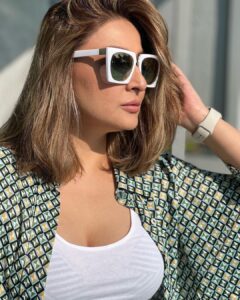 Urvashi Dholakia Instagram - My love for the camera 📸 started when I was born & it clearly continues !!! 💋✨ #nofilter 
:
:
#urvashidholakia #candid #pose #photography #photo #addict #look #style #fashion #beyourself #bestrong #beconfident #love #💚