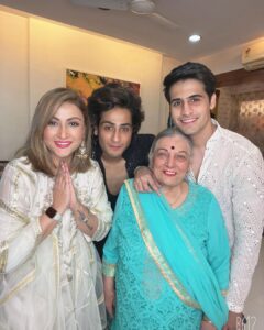 Urvashi Dholakia Instagram - HAPPY DIWALI EVERYONE 🪔❤️❤️🪔 
:
:
#urvashidholakia #family #love #❤️