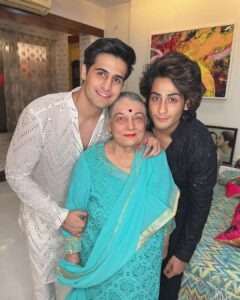 Urvashi Dholakia Instagram - HAPPY DIWALI EVERYONE 🪔❤️❤️🪔 
:
:
#urvashidholakia #family #love #❤️